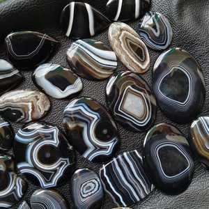 Lot de cabochons en agate noire à bandes de formes variées pour la fabrication de bijoux, OEM, exportateur et fabricant en gros d'Inde - Product Image 2