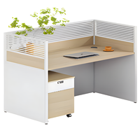 Poste de travail en îlot de bureau, bureau informatique moderne en bois, station de travail avec cloison pour employés, ensemble de mobilier de direction