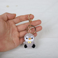 Porte-clés miniature pingouin fait main en crochet, motif pingouin tricoté léger, accessoire de voiture, breloque de sac, style dessin animé