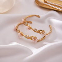 Bracelet manchette ouvert en acier inoxydable, motif floral irrégulier ondulé, émail rose, forme C, bijoux fantaisie, vente en gros, nouvelle collection 2026