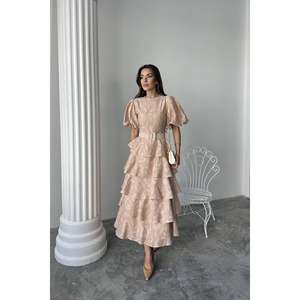 เดรสทรงเอไลน์ผ้าซาตินสีเบจหรูหรา แขนทรงบอลลูนแบบเลเยอร์ แต่งเข็มขัด คอทรงโอ สไตล์วินเทจ สำหรับงานกลางคืน - Product Image 1