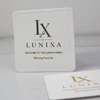 Carte de marque personnalisée en papier coton 300 g/m² avec logo en feuille d'or brillante à bords gaufrés et autocollant pour emballage de boîte
