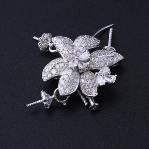 Venta al por mayor personalizado diamante cobre chapado en oro collar de perlas naturales colgantes encantadora flor perla plata colgante encantos para mujeres - Product Image 5