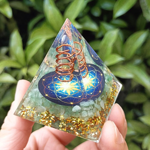 Pyramide en résine époxy avec galets de cristal, ornement de bureau artisanal, 5 cm, vert aventurine transparent, fleur bleue, décoration florale, cadeau - Product Image 4