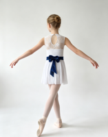 Robe de ballet sans manches en dentelle blanche avec ceinture en velours marine, costume de danse de ballet personnalisé pour filles, spectacle sur scène