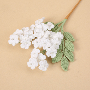Bouquet de fleurs artificielles en polyester blanc crochetées par Kexiang, décoration pour la maison, le bureau ou les ornements de bureau. - Product Image 2