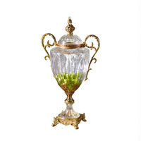 Vase en cristal transparent avec deux oreilles en laiton, design créatif, luxe, décoration d'intérieur, art avec fleurs en laiton antique de luxe