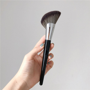 <span class=keywords><strong>Pinceau</strong></span> de maquillage professionnel personnalisé en gros à marque privée, poils en nylon, <span class=keywords><strong>pinceau</strong></span> à blush, highlighter et contour à lame unique en forme de faucille - Product Image 3