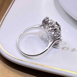 Bague de luxe en or 18 carats sertie de 20 saphirs blancs et d'un rubis rouge sang de pigeon du Mozambique de 0,72 carat, pour femme - Product Image 5