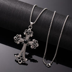 Collana di Lusso con Ciondolo a Croce Traforato, Pendente con Cristalli Colorati e Strass per Uomo e Donna - Product Image 4