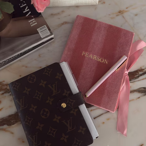 Agenda Personalizzata in Velluto Rosso, Taccuino con Copertina Morbida, Design Unico con Frase in Rilievo, Diario Quotidiano, Regalo di Compleanno - Product Image 4