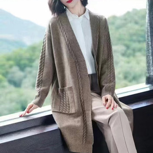 Manteau pull à manches longues et col en V pour femmes <span class=keywords><strong>tricot</strong></span>é avec motif imprimé et décoration de boutons pour l'automne - Product Image 1