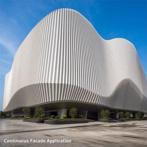Système de bardage extérieur pour façade courbée, solution architecturale pour murs extérieurs de bâtiments commerciaux - Product Image 1