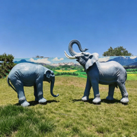 Op maat gemaakte hars olifantensculptuur met feeërieke piramideontwerpen - handgeschilderd voor buitengebruik in villa's, parken, resorts en landschappen. OEM ODM mogelijk.