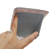 Enveloppes à bulles métalliques noires brillantes avec logo personnalisé, sacs d'expédition rembourrés à fermeture autocollante pour l'emballage de vêtements et d'accessoires de boutique