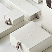 Boîte à tiroir de luxe blanc mat avec languette à ruban, logo personnalisé, taille d'insertion, boîte cadeau à tiroir coulissant pour emballage de marque