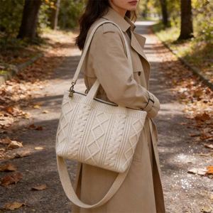 Sac fourre-tout en tricot torsadé pour femme, sac à bandoulière en maille torsadée avec fermeture éclair, design personnalisé, vente en gros - Product Image 4