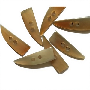Bouton à bascule en corne de buffle poli fait main, 2 trous, forme naturelle, brun foncé, écologique, AUREVIA CRAFTS Uttar Pradesh pour l'artisanat - Product Image 1