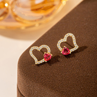 Atemberaubende Funkelnde Goldfarbene Herz-Ohrstecker Offener Rahmen Pavé Rubinrote Steine Drei Krappenfassungen Damen Modeschmuck Geschenk