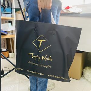 Bolsa de Compras Negra de Lujo con Logotipo Personalizado, MOQ Bajo de 100 Piezas, Bolsa de Regalo de Plástico PE, Bolsa de Plástico para Compras al por Menor - Product Image 1