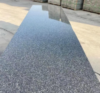 Dalle de granit gris foncé poli G654 découpée sur mesure avec solution de design graphique
