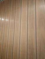 Revêtement de sol moderne en plastique et bois brossé antidérapant et imperméable à l'eau, grain de bois extérieur pour jardin et piscine