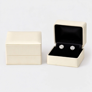 Caja de Exhibición de Joyería de Cuero PU Rígida con Bisagras, Inserto Acolchado, Logotipo Personalizado para Empaque de Joyería, Precio al por Mayor - Product Image 1