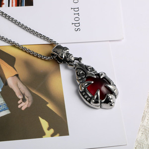 Pendentif Crâne Rétro avec Pierre Rouge Grenade Sertie à la Main, Collier Tendance, Bijou Thème Charme, Accessoire Cadeau - Product Image 2