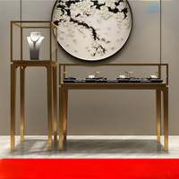 Vitrine de présentation de bijoux en métal doré avec comptoir en verre trempé et éclairage LED intégré pour la vente au détail de bijoux, montres, bagues et colliers