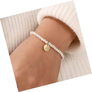 Flat River Rundknöchel Luxus Designer Perlen und Reize Perle und Gold Wort Perlen-Armbänder mit Perlen für Damen 2024 in Großhandel