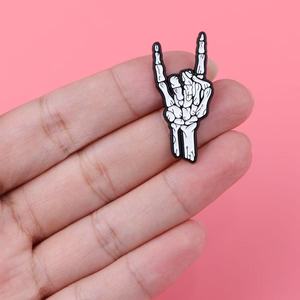 En gros, épingles en métal à l'effigie <span class=keywords><strong>de</strong></span> dessins animés, épingles en émail mignonnes squelette et fleur, badges décoratifs créatifs effrayants pour Halloween, accessoires pour vêtements et sacs - Product Image 4