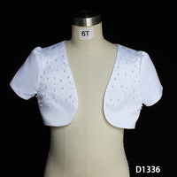 Veste-châle pour enfants en tissu satiné D1336 à manches courtes, ornée de perles cousues