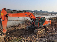 Excavatrice compacte DX215 avec design de queue rétrécie, rayon de braquage minimum de 3560 mm pour sites de travail étroits