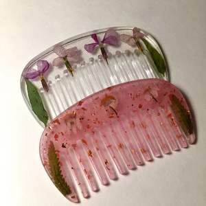 Peigne en corne artisanal unique, motif calebasse, outil de salon, déclaration de mode, symbole de longévité et de santé, cadeau pour les parents - Product Image 3