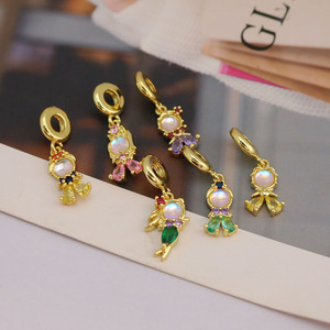 CZ8864 Pequeños y Mini Charms de Niña Sirena con Figura de Princesa, Chapados en Oro de 18k, con Circonitas Cúbicas y Micro Pavé, Estilo Cuentos de Hadas - Product Image 3