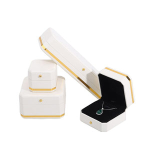Caja colgante de anillo de cuero PU con lado dorado de esquina octogonal personalizada pulsera caja de embalaje de joyería de cadena larga - Product Image 2