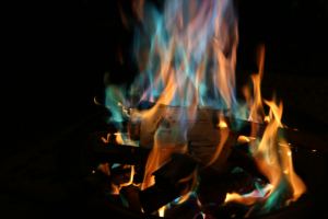 مسحوق اللهب الملون لأجواء النار الساحرة، مثالي لتزيين المدفأة والحفلات والشواء - Product Image 4