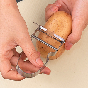 Éplucheur de légumes en forme de U et outil d'épluchage de légumes, gadgets pour <span class=keywords><strong>la</strong></span> maison avec logo personnalisé et construction en acier inoxydable - Product Image 1
