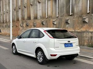 Vendita all'Ingrosso <span class=keywords><strong>Ford</strong></span> <span class=keywords><strong>Focus</strong></span> 2013-2015 1.8T Turbo Guida a Sinistra Sedili in Pelle <span class=keywords><strong>Berlina</strong></span> 5 Posti Auto Usata a Basso Prezzo per Viaggi in Famiglia - Product Image 6