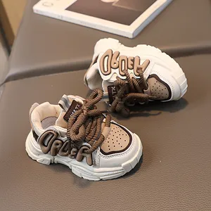 أحذية بابا الرياضية للخريف للأطفال نسخة جديدة من الأحرف الموضة في الهواء الطلق الأحذية الرياضية عارضة