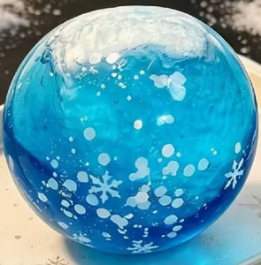 Juguete Antiestrés con Forma de Corazón, Globo de Nieve con Purpurina Azul y Mini Muñecos de Nieve - Product Image 3