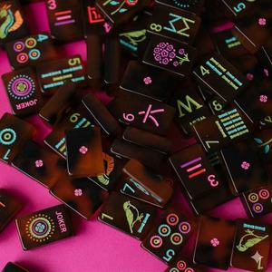 Ensemble de Mahjong Américain de Luxe en Acrylique Sculpté à la Main, Écologique et Durable, Motif Tortue Ambrée, 160 Tuiles, Idéal pour Cadeau de Fêtes - Product Image 1
