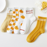 5 paires d'un paquet de femmes Tube moyen automne dessin animé fruits Orange chaussettes fille chaussette collège vent chaussettes en gros