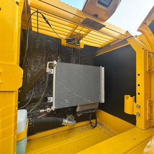 Excavatrice hydraulique sur chenilles Komatsu PC220 de 22 tonnes, presque neuve, pour projet de construction de haute qualité. - Product Image 4