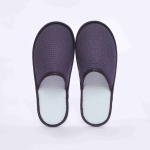 Chaussons en tissu gaufré 100% polyester à bout fermé, logo personnalisé, couleur personnalisée, semelle EVA, chaussons pour hôtel et spa - Product Image 1