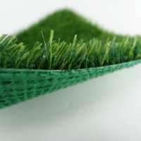 Gazon artificiel de haute densité, imperméable et durable, fabriqué en Chine, pour l'aménagement paysager des jardins intérieurs et extérieurs.