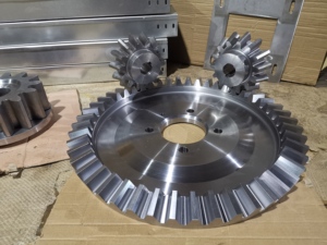 Engranaje recto de transmisión de piñón cónico de corona de fundición forjada OEM personalizado - Product Image 2