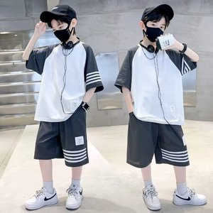 Completo Sportivo per Ragazzi, Camicia e Pantaloncini Eleganti Bianco e Nero con Dettagli a Righe, Perfetto per Ragazzi Attivi - Product Image 1