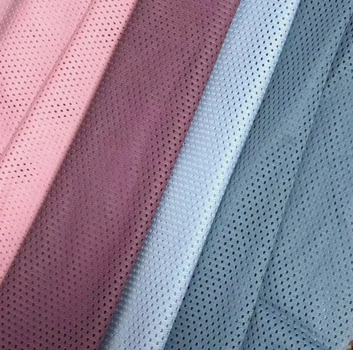Tissu en maille de chaîne de trou de balle écologique tissu de vêtements de chemise en maille de polyester tricoté recyclé pour vêtements de sport