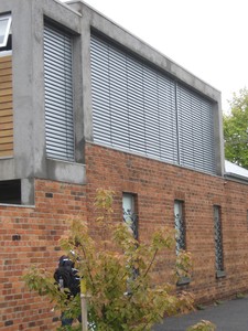 Persiana Exterior Motorizada de Aluminio con Rejilla Veneciana - Product Image 2